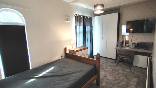 Large double with private kitchen 450 all bills in Main Photo