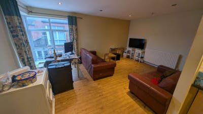 Single Room Available in 3-Bedroom Flat | Donnybro Main Photo