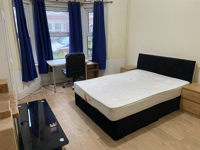 Large Room for 1 or 2 People, Low Deposit Main Photo