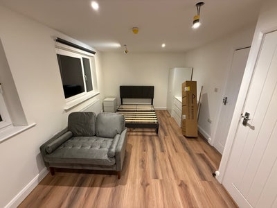 Amazing Modern Room Available All Bills Inc. Main Photo