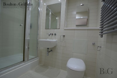 Spacious Ensuite Room Available in Cardiff Bay Main Photo