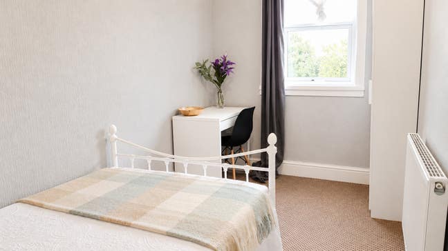 ** Lovely LARGE Room Hagley Rd - No Bills To Pay! Main Photo