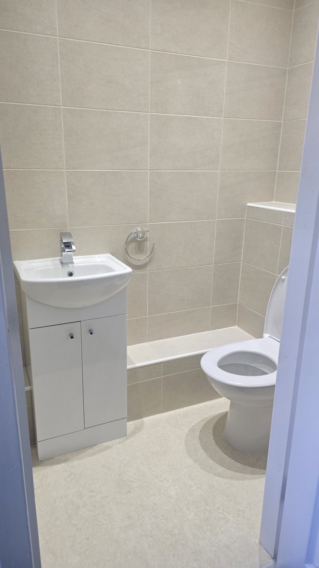  Fullyfurnished double room( ensuite toilet only)  Main Photo
