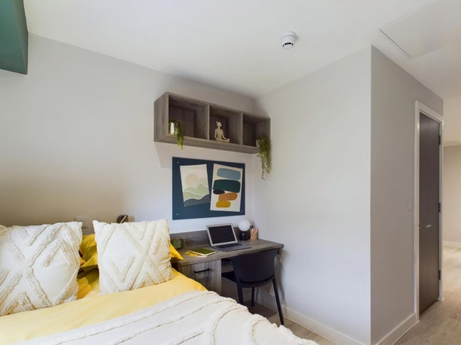 Crown Place En-Suite Tenancy Takeover &pound;165pw  Main Photo