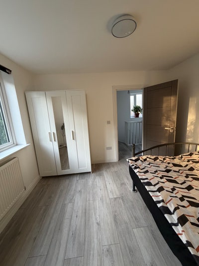 Single bedrooms and double  available for Female  Main Photo