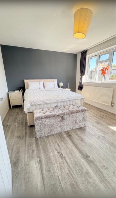 King size room + walk in wardrobe- n19  bills incl Main Photo