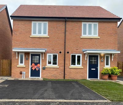 Room in a shared newly built house Main Photo