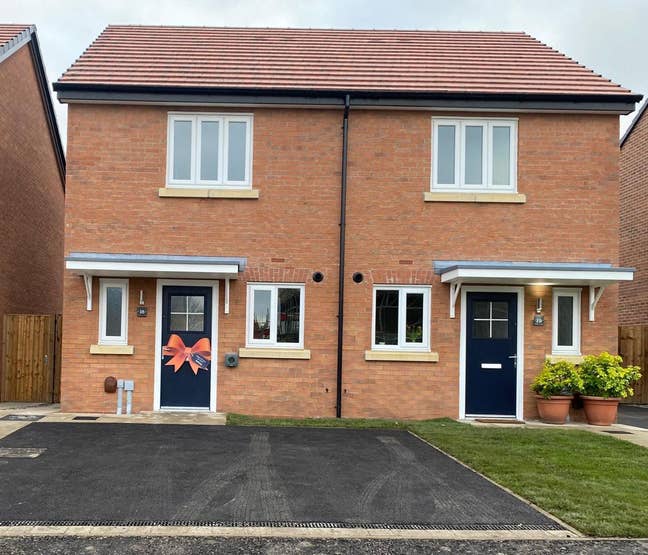 Room in a shared newly built house Main Photo