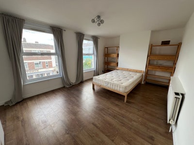 Extra large double bedroom in Mile End by canal Main Photo