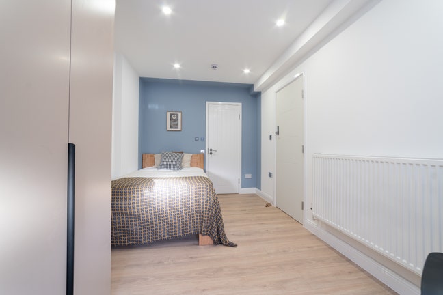 Ensuite Room Available KT19 (Flat 1) | Studio-Spec Main Photo