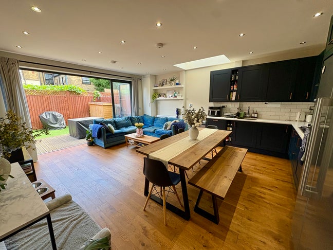 Double Bed | Private Bathroom | Garden Flat | Dog! Main Photo