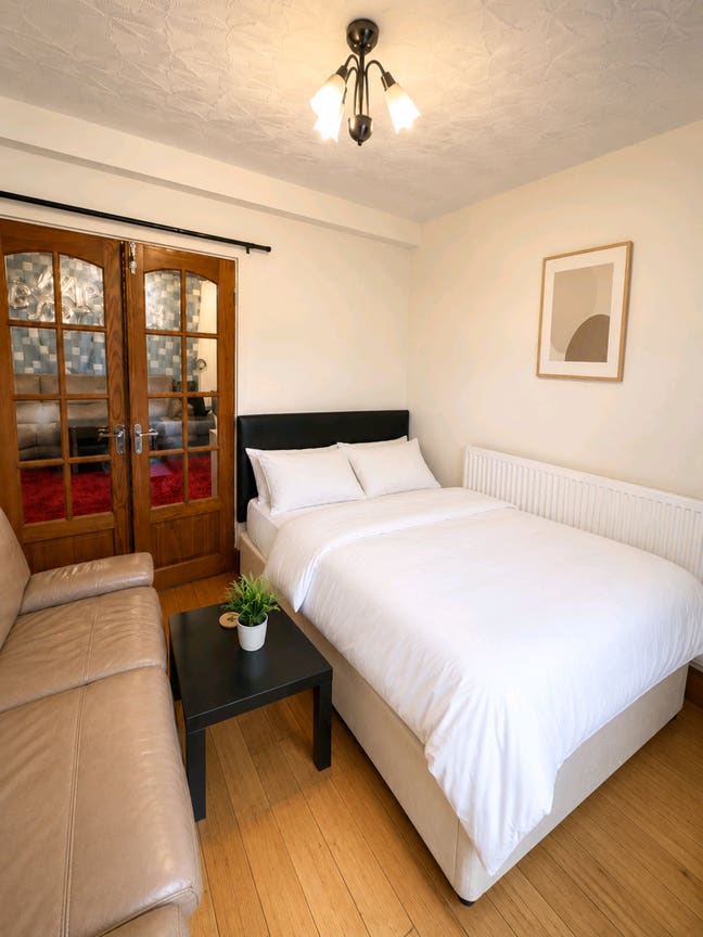 Furnished Room Main Photo