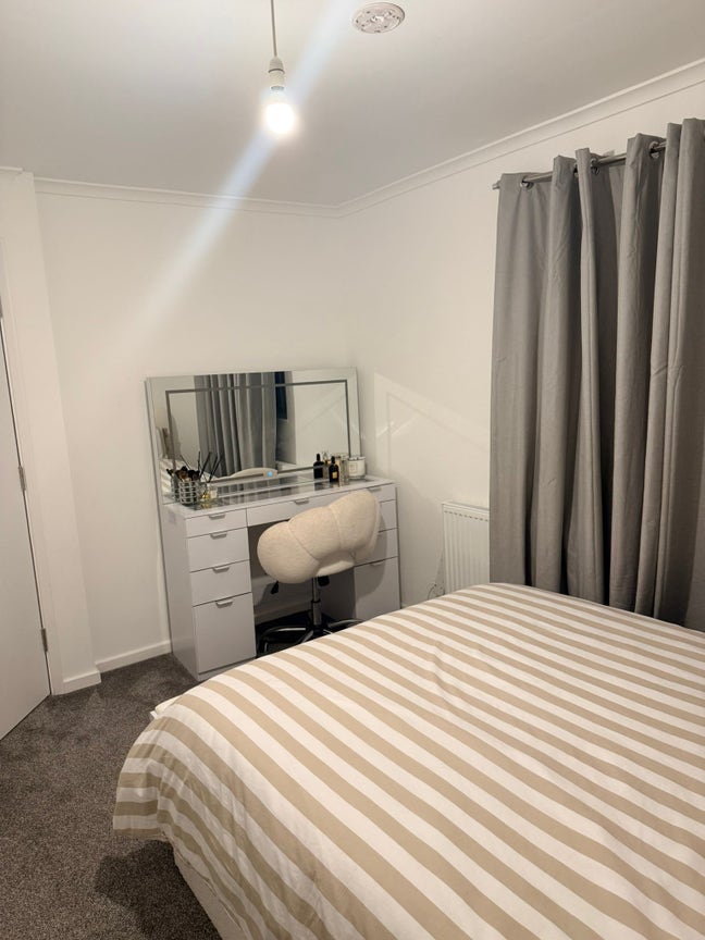 Double room to rent-unfurnished  Main Photo