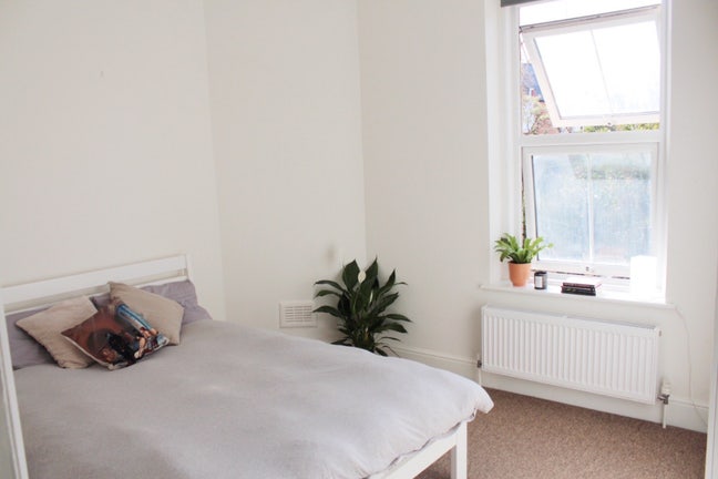 Double room / bills included - Next to station Main Photo