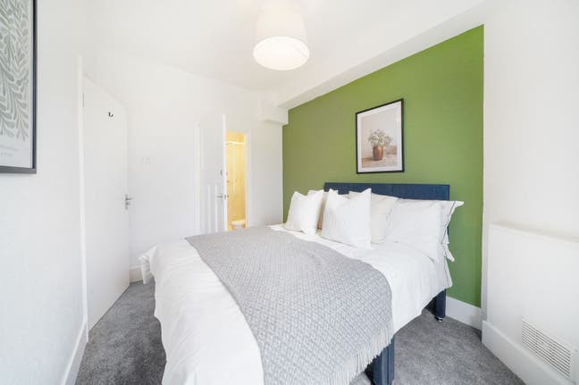 😍Ensuite With Study In All Fem Home✨ Main Photo