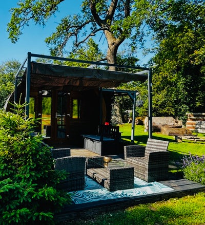 Award winning cabin suitable working professional  Main Photo