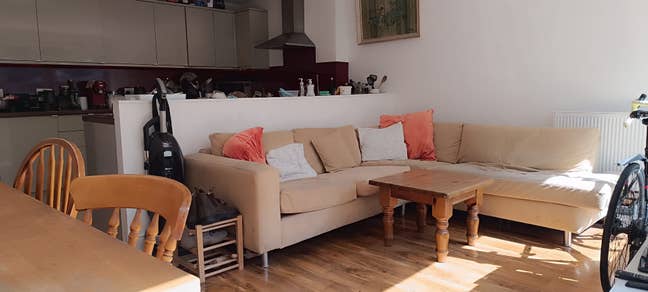 Large Dble Room in Clean and Friendly H/Share  Main Photo