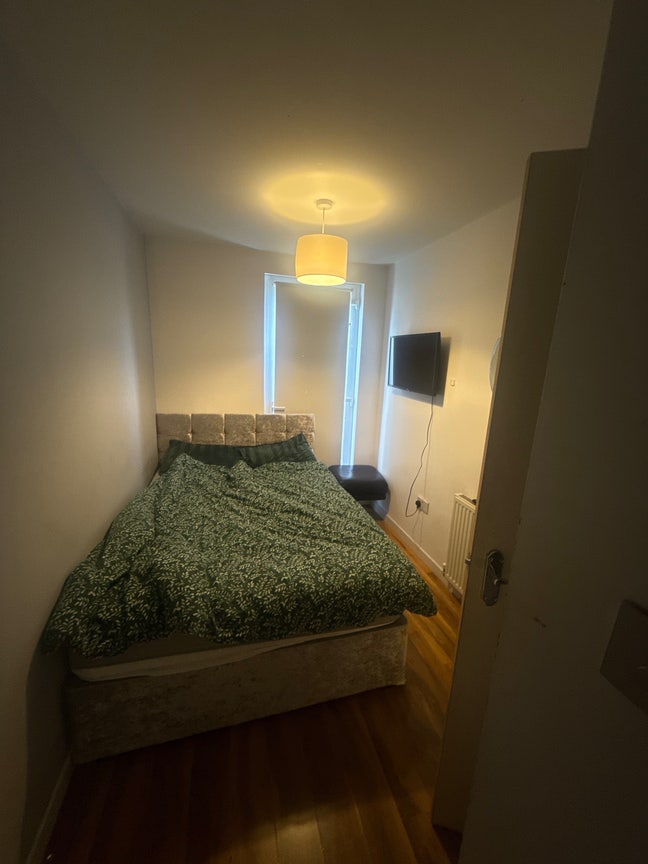 A room for rent in a 2 bedroom flat Main Photo