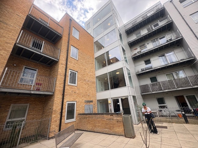 Beautiful One bed Apartment in E14 Main Photo