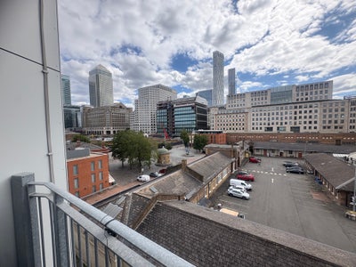 Beautiful One bed Apartment in E14 Main Photo