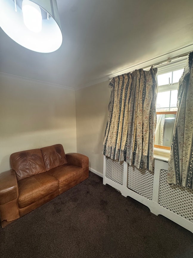 Room for Rent 1 Min Walk from Motspur Park Statio  Main Photo