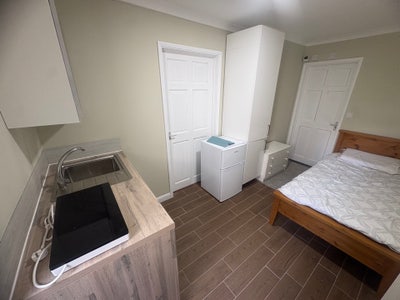 Lovely Studio in GantsHill Main Photo