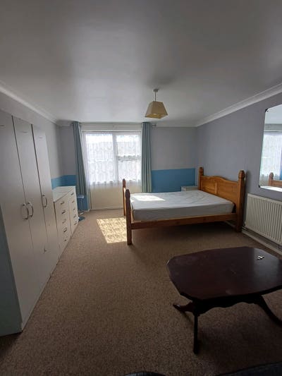 Large ground floor double room CM19 Main Photo