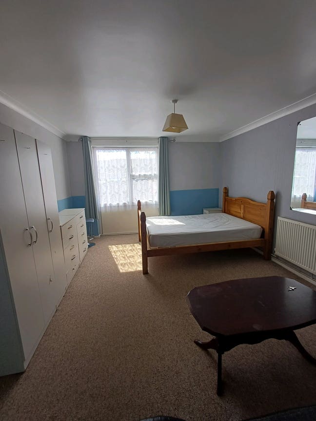 Large ground floor double room CM19 Main Photo