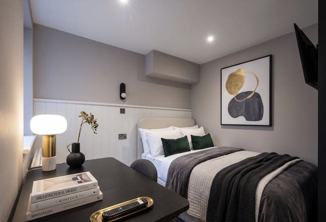 High-End Studio | Own Kitchenette | &pound;50 to Reserve Main Photo