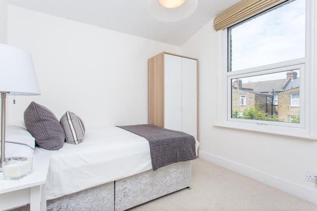 Double room located 5min to South Ealing Station  Main Photo