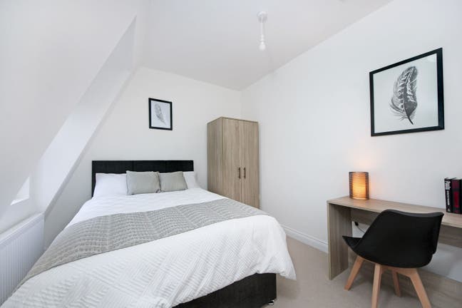 En-suite Top Floor Room | Greenford  Main Photo