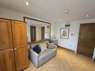 Bright & Stylish Furnished Studio, Ealing W3 Main Photo
