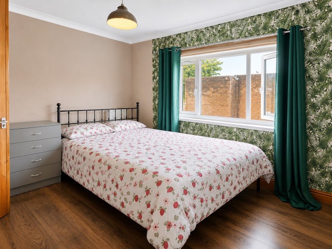 King Size  Room Near to Cwmbran Town Centre  Main Photo