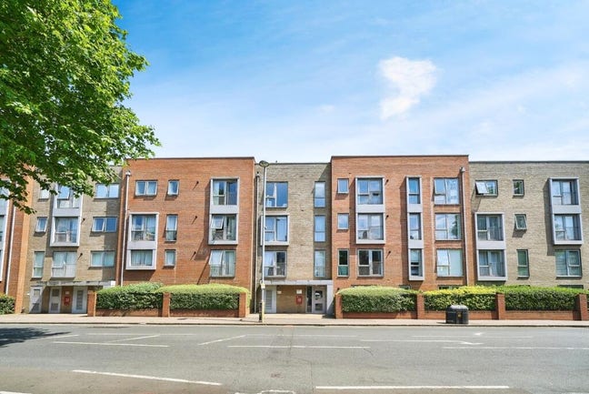 Lovely three bed flat with Parking, Leyton E10 Main Photo