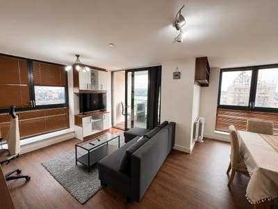 Stylish 2bed Flat with Balcony & Parking in E16 Main Photo