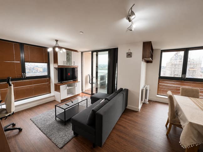 Stylish 2bed Flat with Balcony & Parking in E16 Main Photo