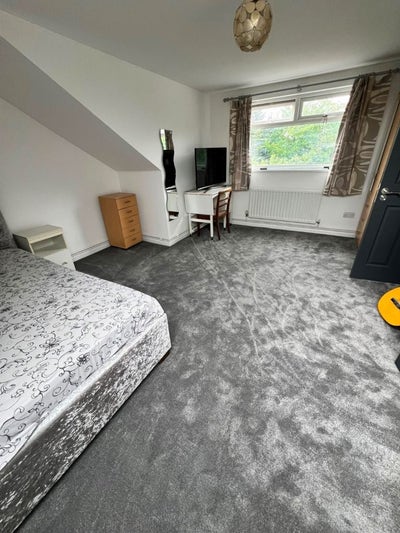 Spacious Ensuite Room Available – CR7 7RQ Main Photo