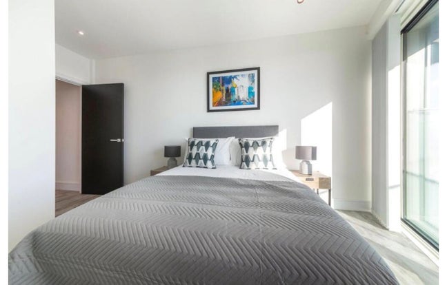 Double Bedroom - Private Bathroom & Balcony  Main Photo