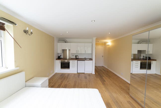 Self-contained Studio in Professional House|W5 Main Photo