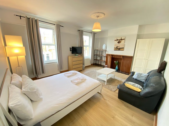 A Brand New  Bedroom in a friendly  House  Main Photo