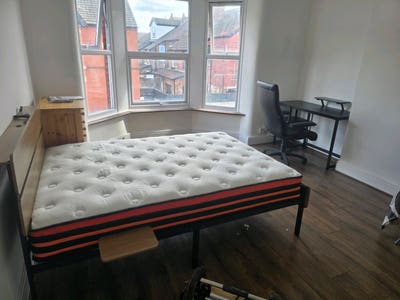 L18, Double bed, off Penny Lane L18, all bills inc Main Photo