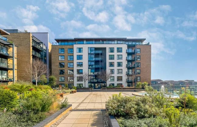 Stunning Large En-Suite in Central Canary Wharf Main Photo
