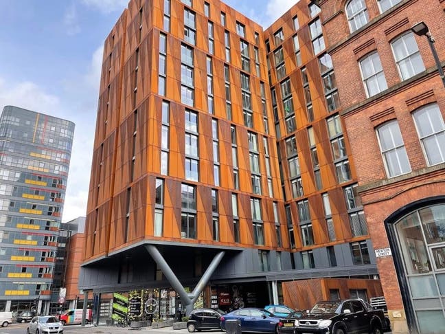 Ensuite room available in a 2 bed 2 bath NQ Main Photo