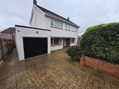 Detached five double bedroom house with parking  Main Photo