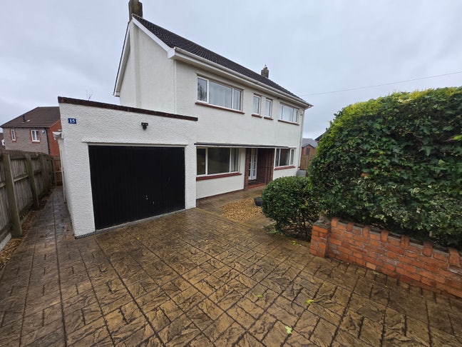 Detached five double bedroom house with parking  Main Photo