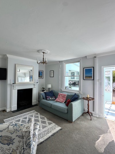 Gorgeous 2 bed house, 10 minute walk to town Main Photo