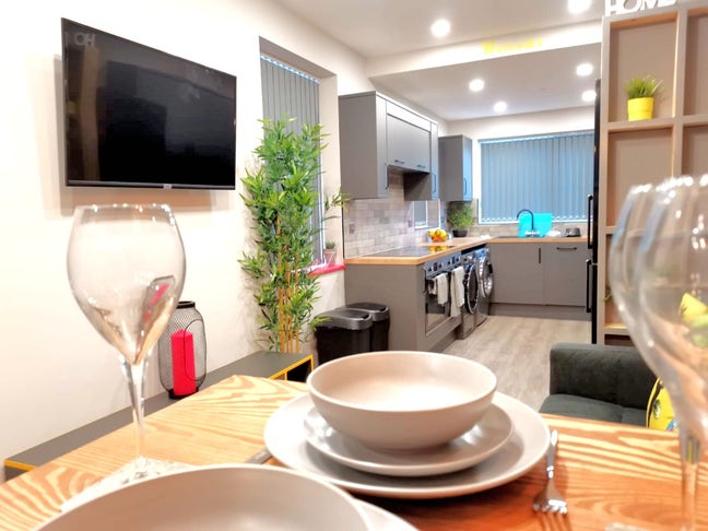 ** LARGE Modern Luxury En Suite - No Bills To Pay! Main Photo