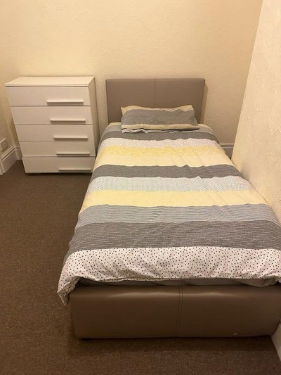 Double bedroom all inclusive & great location  Main Photo