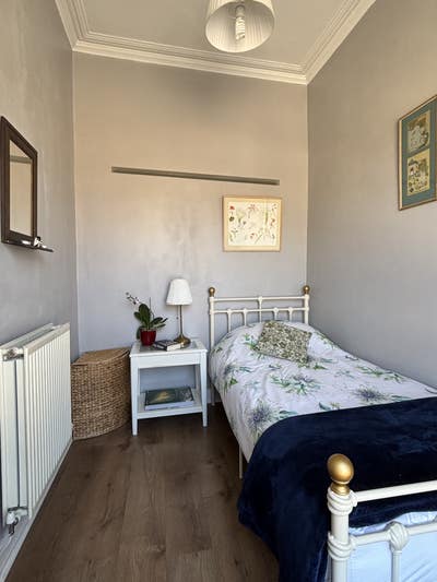 Single bedroom in a two person flat Main Photo