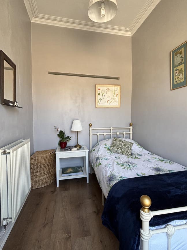Single bedroom in a two person flat Main Photo